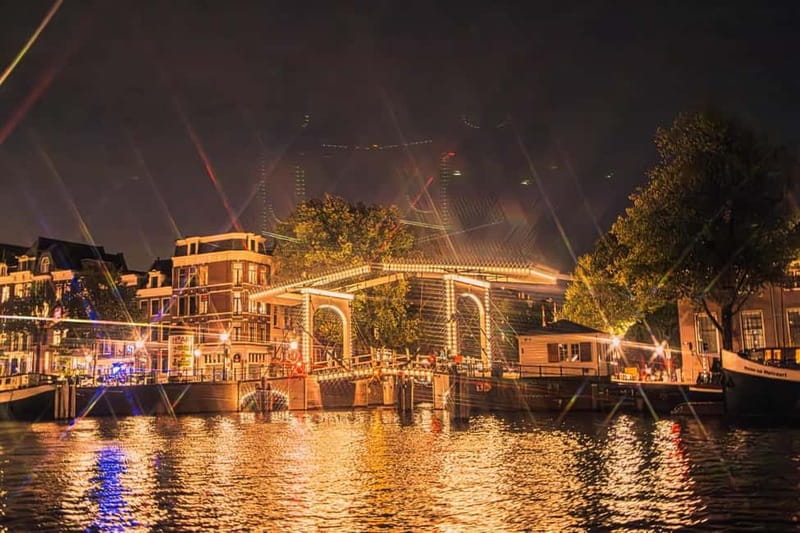 Amsterdam: The Bulldog Boat Smoke-Friendly Cruise & 2 Drinks - What the guides add to the hour
