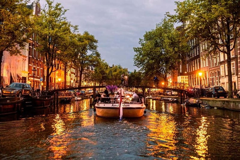 Amsterdam: The Bulldog Boat Smoke-Friendly Cruise & 2 Drinks - Is $35 good value for one hour?