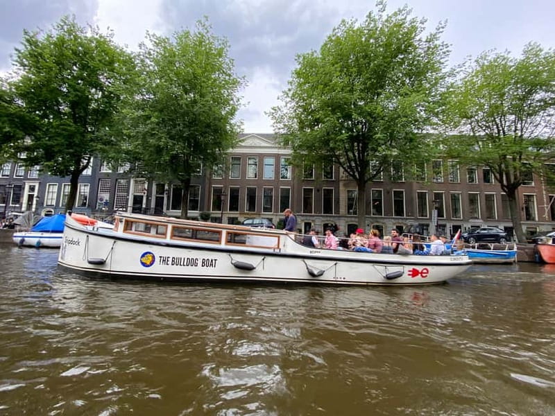 Amsterdam: The Bulldog Boat Smoke-Friendly Cruise & 2 Drinks - Who should book the Bulldog Boat