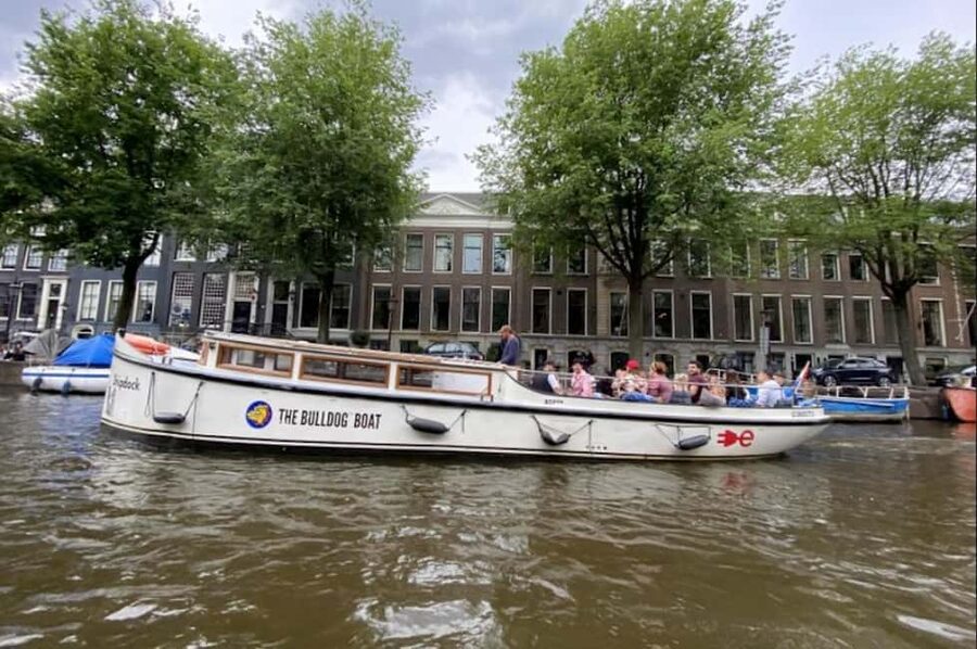Amsterdam: The Bulldog Boat Smoke-Friendly Cruise & 2 Drinks - Following the old city wall toward the Amstel