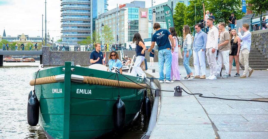 Amsterdam: The Newest Canal Cruise with Drink Option - Why a canal cruise is a smart first hour in Amsterdam