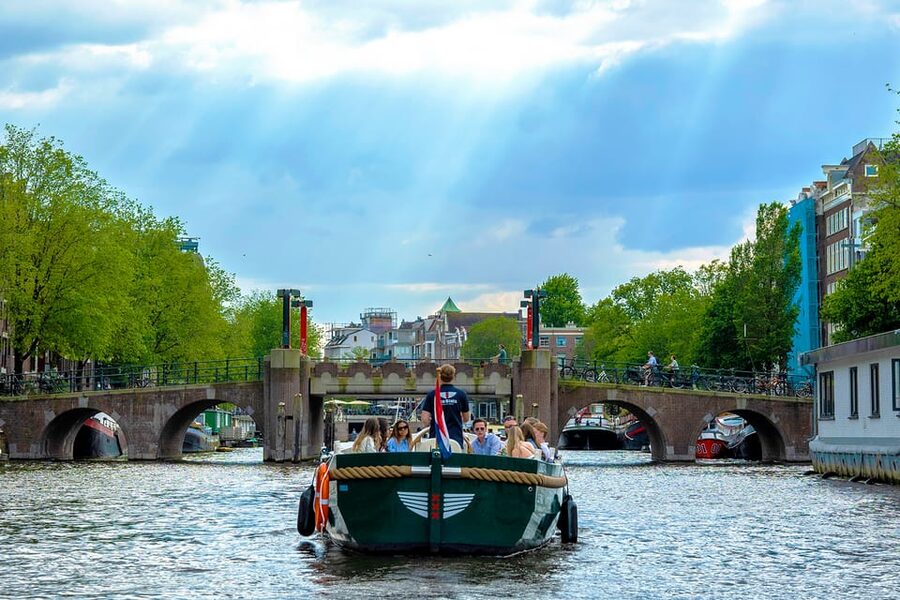 Amsterdam: The Newest Canal Cruise with Drink Option - Is $18 good value for one hour?