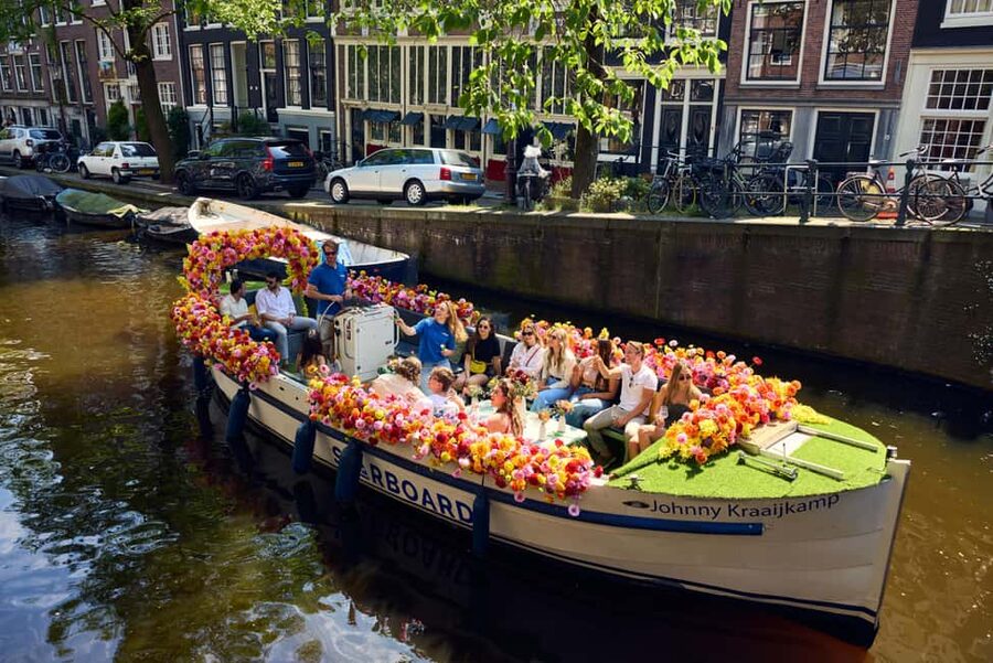 Amsterdam: The Original Flower Boat with Local Guide and Bar - Oudeschans and Herengracht: the first broad views