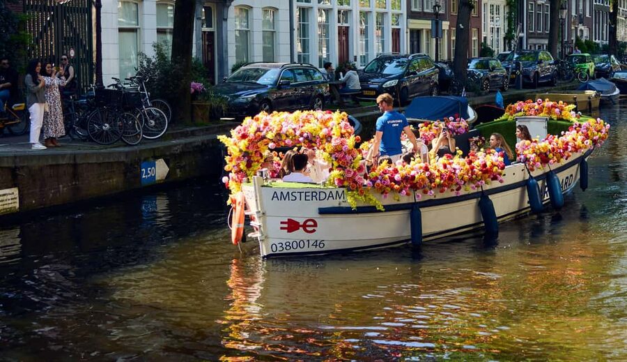 Amsterdam: The Original Flower Boat with Local Guide and Bar - Seven Bridges and the Dancing Houses