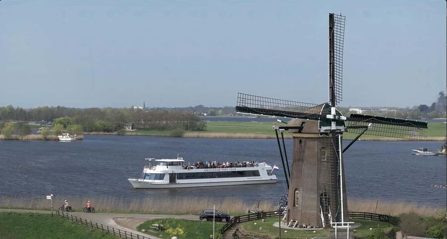 Amsterdam: Tulip Farm Visit, Keukenhof, and Windmill Cruise - Walking a working tulip farm with Daan