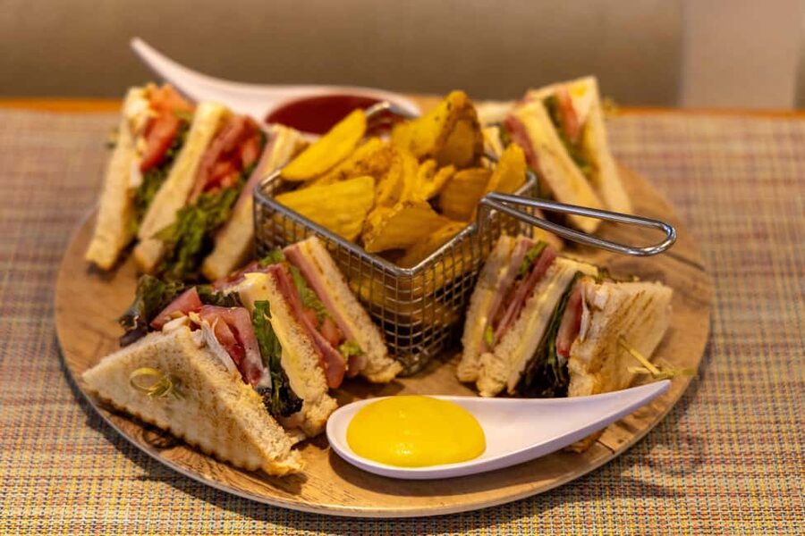 Athens: Islands Swimming Day Cruise. DJ, Lunch & Drinks inc. - What the boat does well