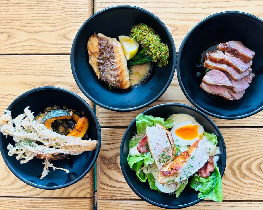 Auckland: Harbour Sailing Cruise with 3-Course Dinner - A three-course meal made for a moving boat