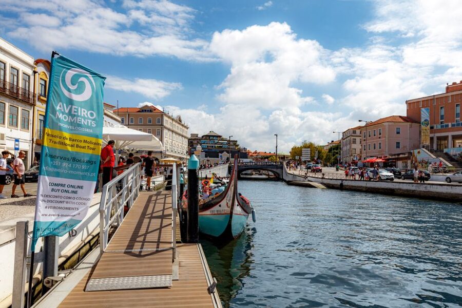 Aveiro: Scenic Guided Boat Tour - The guides are a major part of the experience