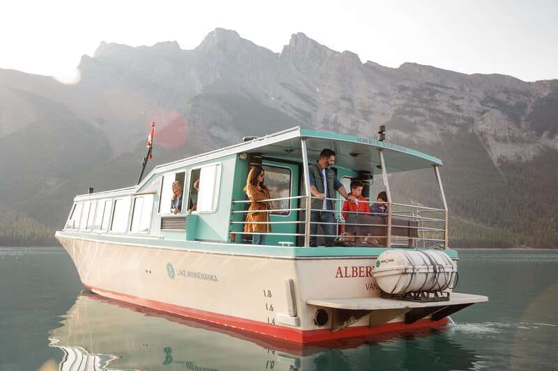 Banff: Lake Minnewanka Cruise - Wildlife watching without false promises