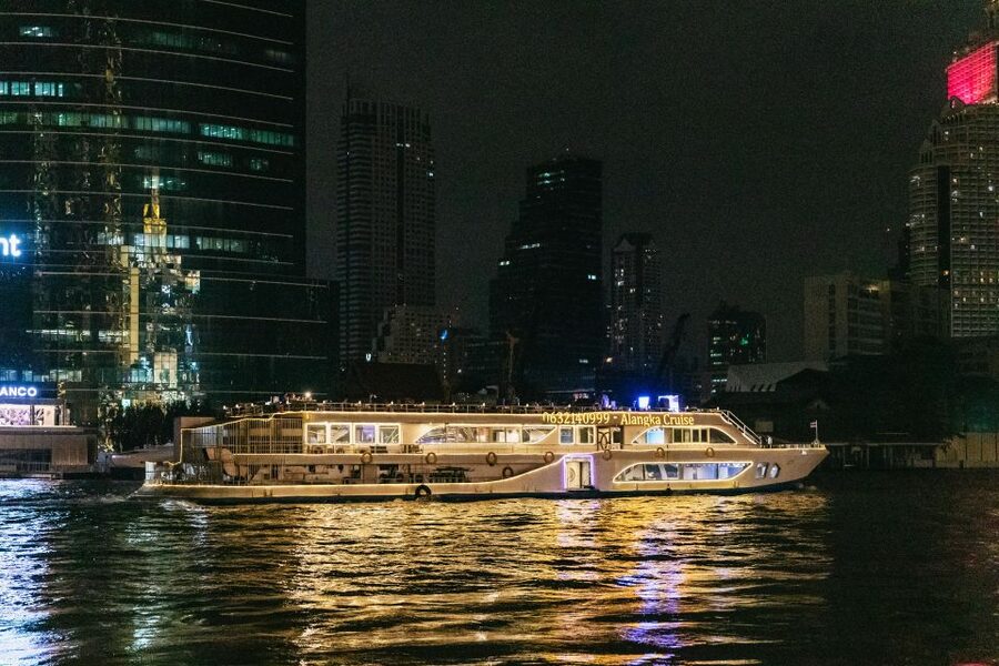 Bangkok: Alangka Luxury Buffet Dinner Cruise With Live Music - The buffet: Thai favorites and familiar comfort food