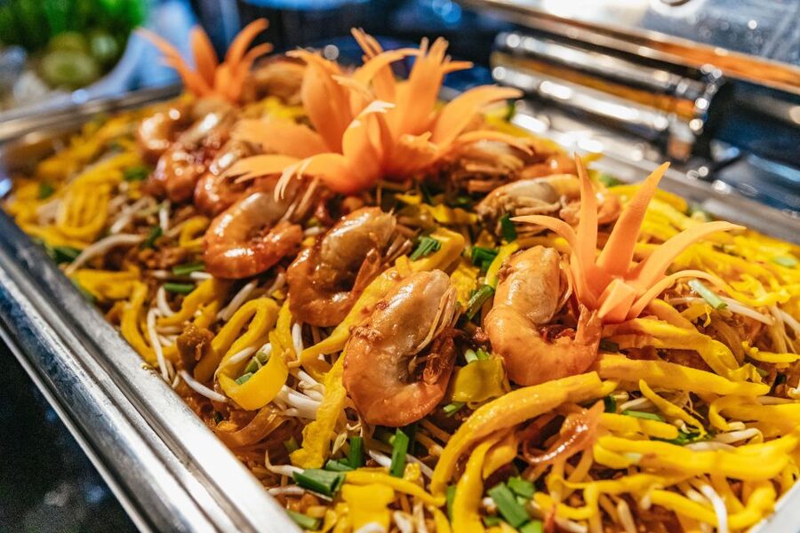 Bangkok: Alangka Luxury Buffet Dinner Cruise With Live Music - Who should book this cruise?