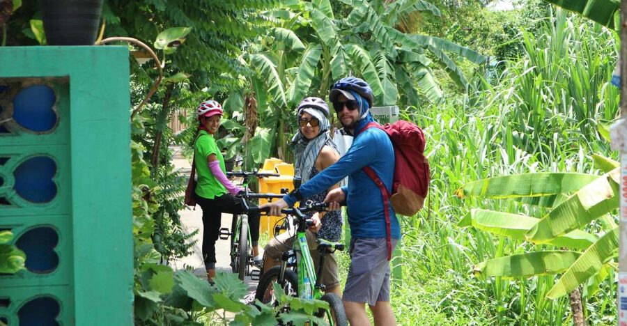 Bangkok: Bike and Canal Boat Tour with Lunch - Guides, group size, and the quality of the day