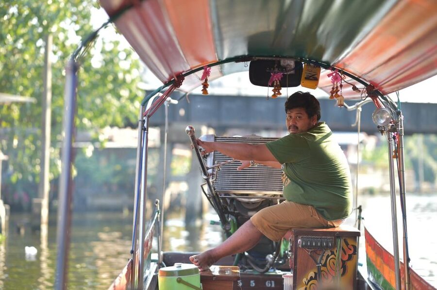 Bangkok: Canal Boat Tour, Big Buddha & Artist's House - Seeing the giant seated Buddha from the water