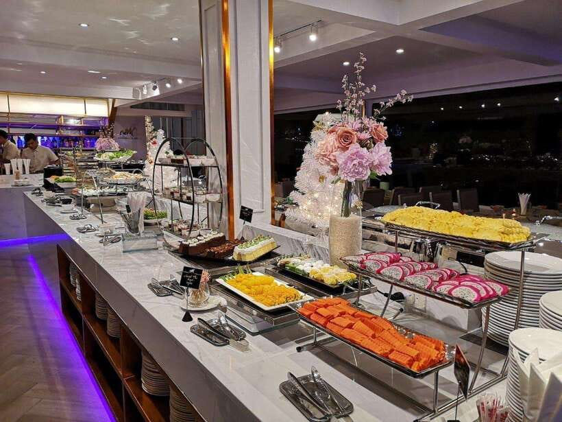 Bangkok: Chao Phraya River Meridian Cruise with Buffet - The boat, the seating, and the view