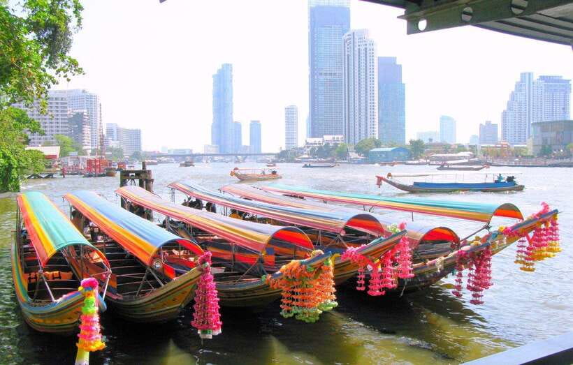 Bangkok: Longtail Boat Canal Cruise - Waiting at the canal lock