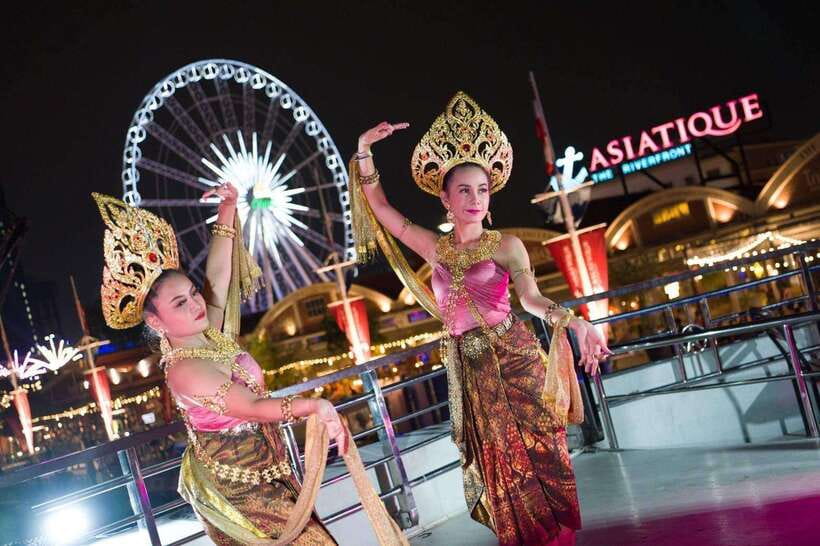 Bangkok: Luxury White Dinner Cruise Free Flow Beer and Wine - Why Bangkok looks different from the Chao Phraya