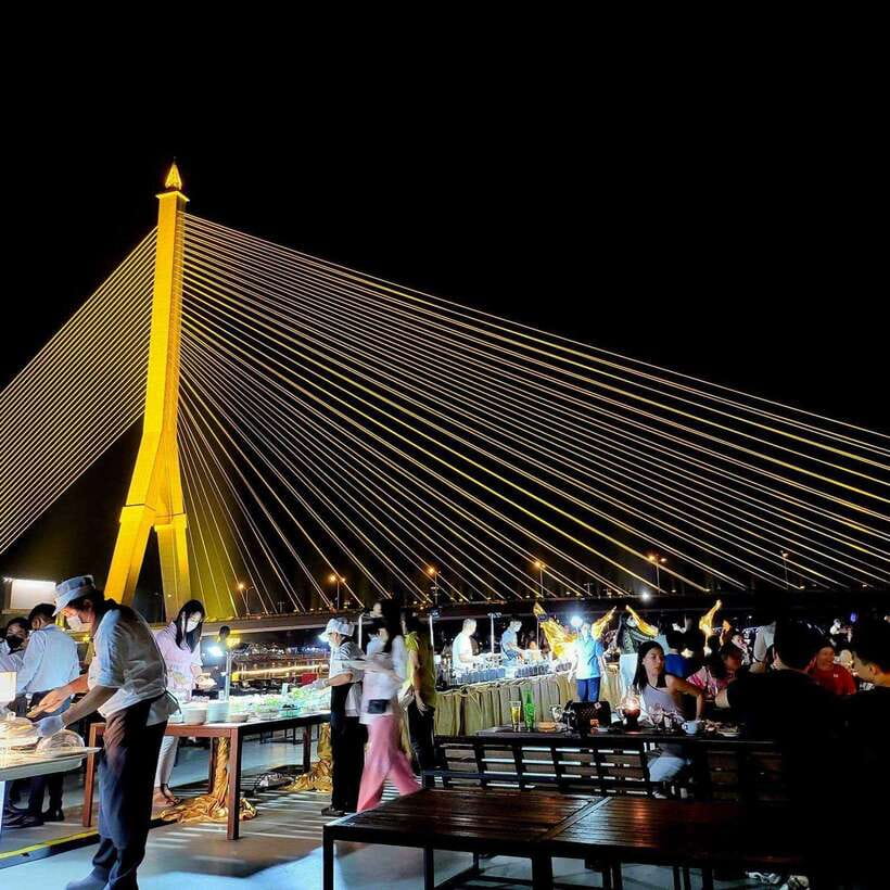 Bangkok: Luxury White Dinner Cruise Free Flow Beer and Wine - What the boat experience is really like