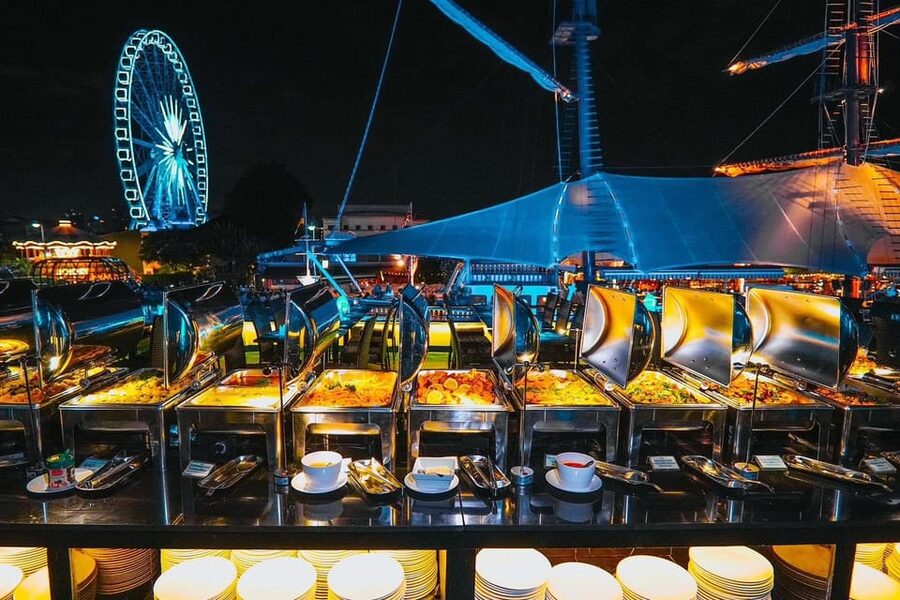 Bangkok: Royal Princess River Dinner Cruise with Live Music - Music, dancing, and the changing mood onboard