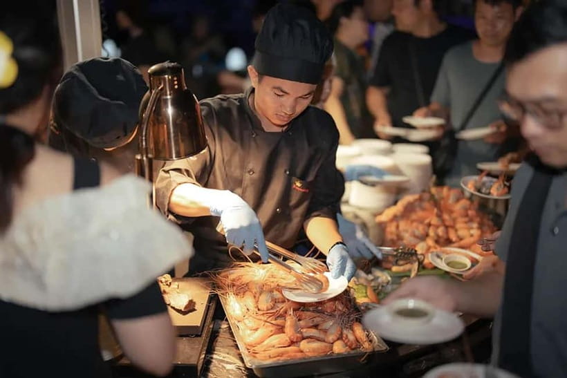 Bangkok:The Planet Sunset&Dinner Cruise on Chao Phraya River - The buffet: generous choice, uneven moments