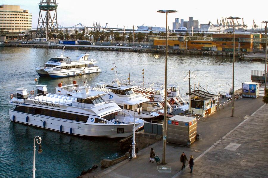 Barcelona: Boat Tour in Las Golondrinas - No commentary means you provide the context