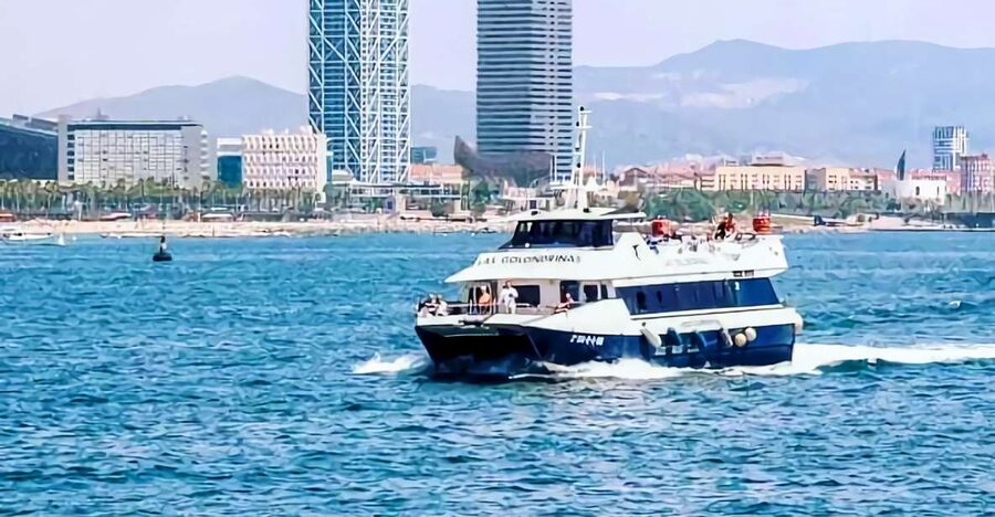 Barcelona: Boat Tour in Las Golondrinas - The 60-minute Skyline and Beaches Ride