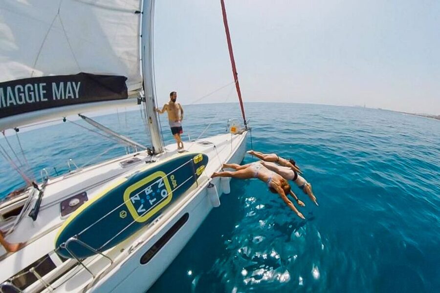 Barcelona: Coastline Boat Trip with Snacks and Cava - Meeting People Without Forced Entertainment
