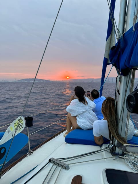 Barcelona: Sunset Sailboat Cruise with Drinks and Snacks - The first minutes: settling into the ride