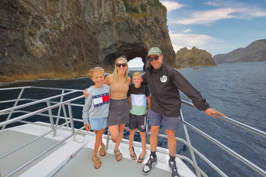 Bay of Islands: Discover the Bay Cruise with Island Lunch - Cruising among 144 islands