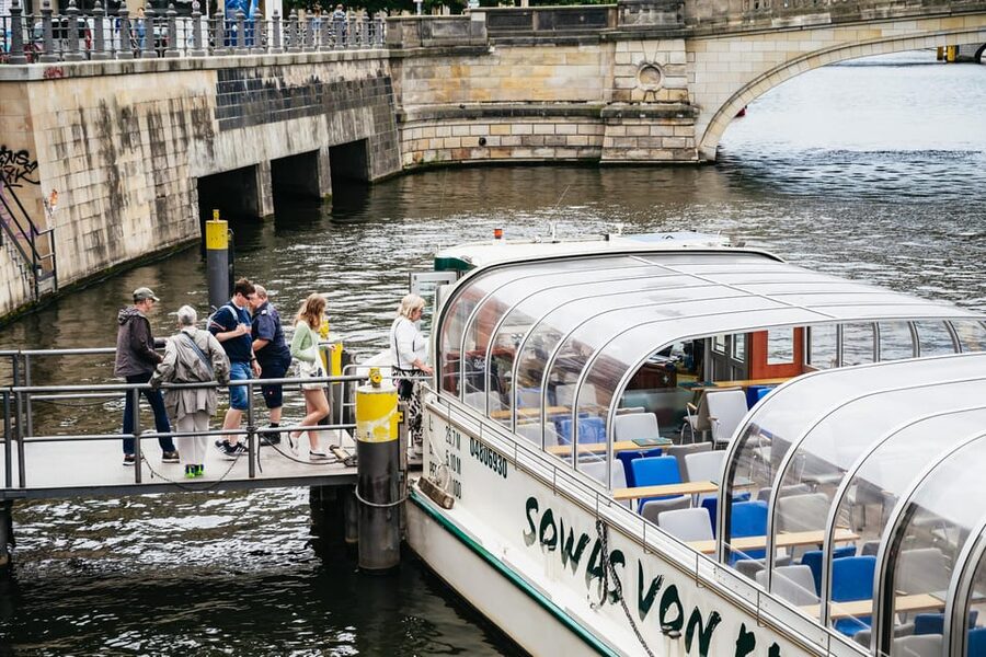 Berlin: 1-Hour City Sightseeing Cruise - What the Audio Commentary Is Really Like