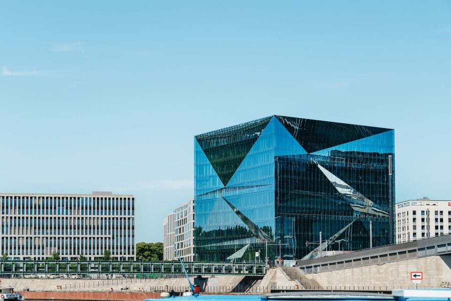 Berlin: 1-Hour City Tour by Boat with Guaranteed Seating - Reichstag and the Government Quarter