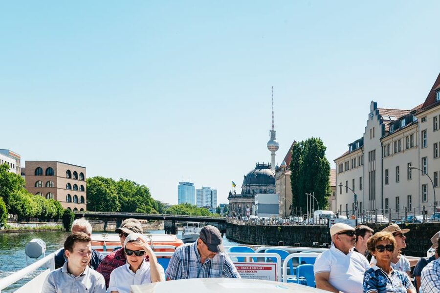 Berlin: 1-Hour City Tour by Boat with Guaranteed Seating - Hauptbahnhof, Berlin Cathedral, and Museum Island