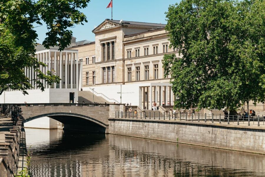 Berlin: 1-Hour City Tour by Boat with Guaranteed Seating - What the boat is like during the hour
