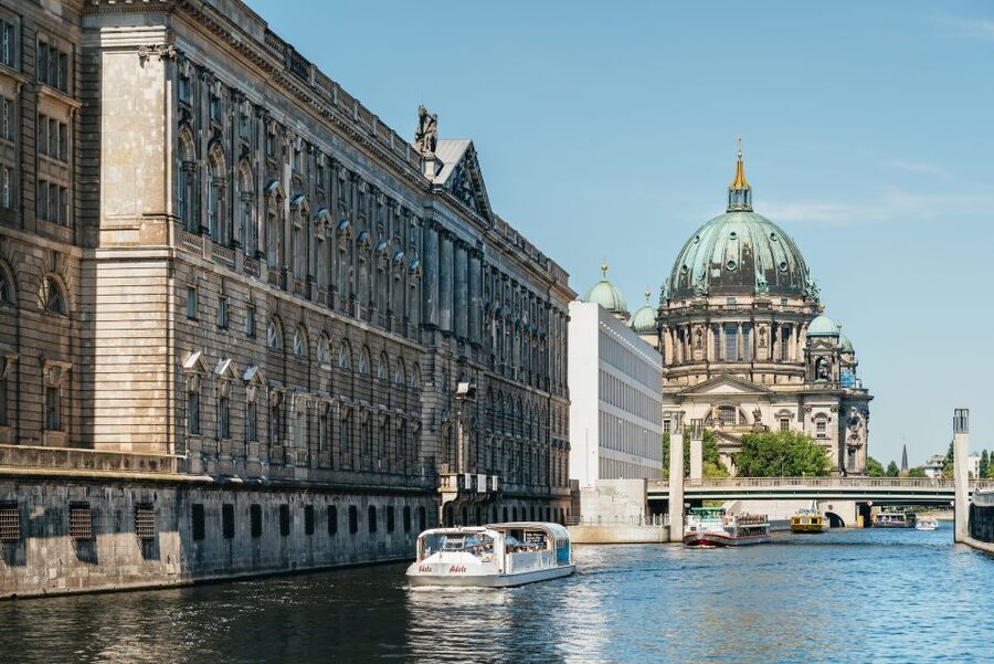 Berlin: 1-Hour City Tour by Boat with Guaranteed Seating - Getting the most from the audio guide