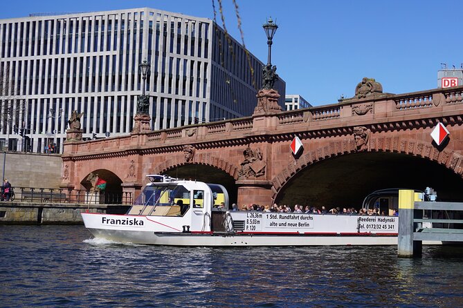 Berlin: 1-hr Boat Tour with Bilingual Live Guide (DE/EN) - Museum Island and Berlin Cathedral