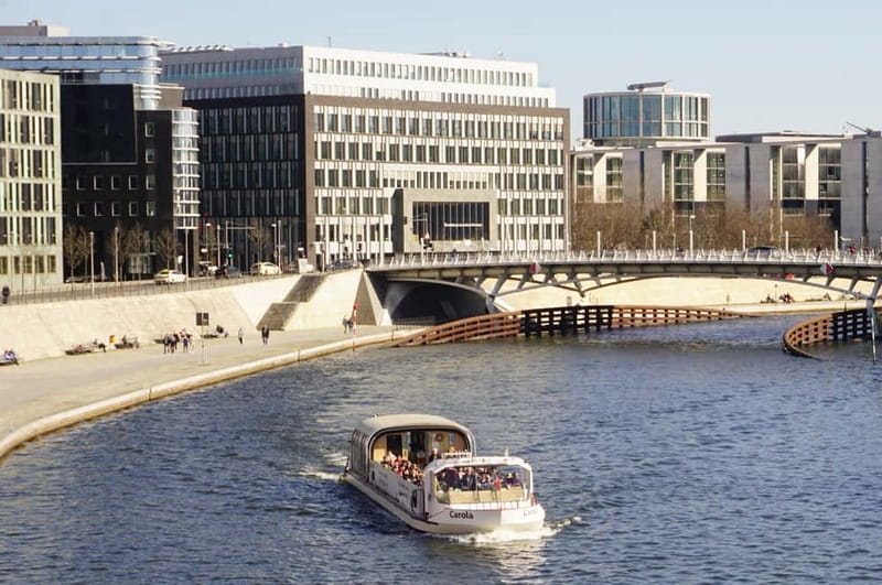 Berlin: 1-hr Boat Tour with Bilingual Live Guide (DE/EN) - What the bilingual commentary is really like