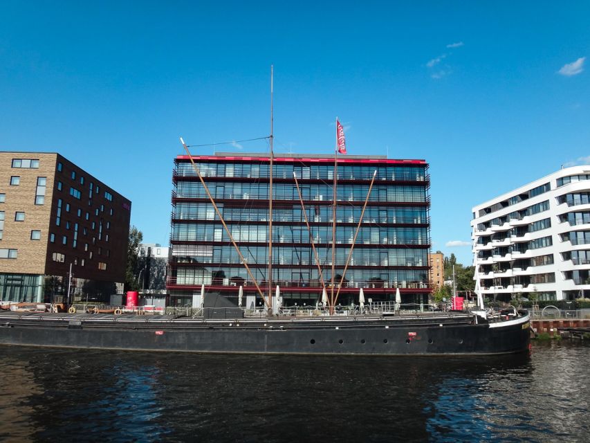 Berlin: 2.5-Hour East Side Boat Cruise with Commentary - East Side Gallery and the Oberbaum Bridge