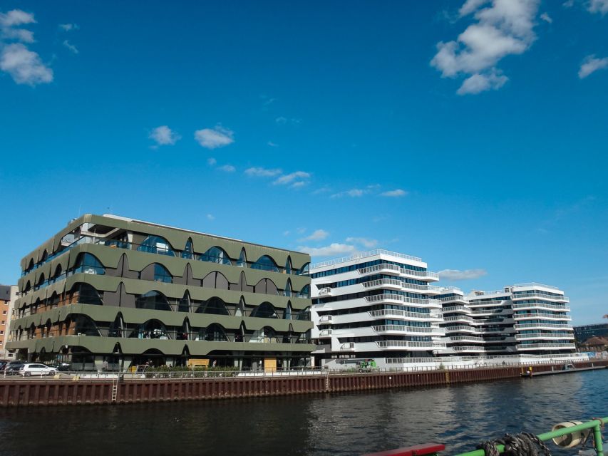 Berlin: 2.5-Hour East Side Boat Cruise with Commentary - Friedrichstrasse, Tränenpalast, and the former border