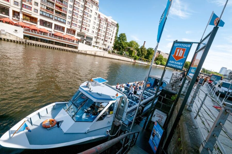 Berlin: 3.25-Hour Spree & Landwehrkanal Boat Tour - Food, drinks, and the long relaxed pace