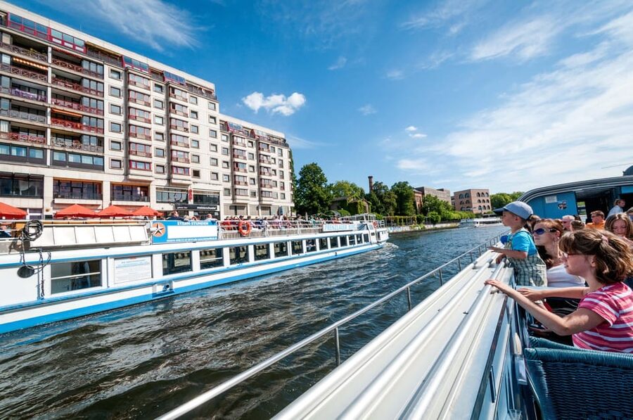 Berlin: 3.25-Hour Spree & Landwehrkanal Boat Tour - Commentary, languages, and what you really hear