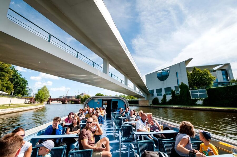 Berlin: 3.25-Hour Spree & Landwehrkanal Boat Tour - Forty bridges show Berlin in layers