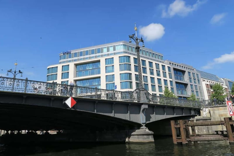 Berlin: Boat Sightseeing Cruise with Audioguide - Humboldt Forum and Museum Island from the river