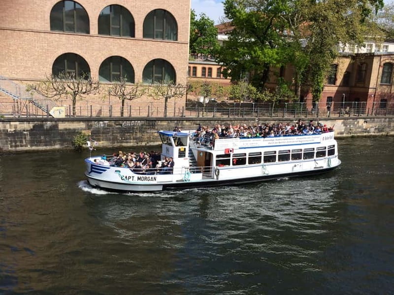 Berlin: Boat Sightseeing Cruise with Audioguide - A comfortable hour on the Spree
