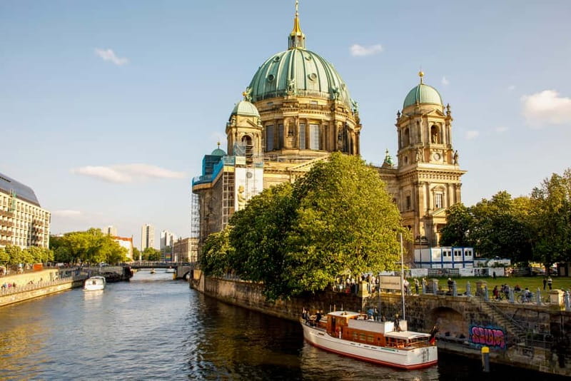 Berlin: Boat Sightseeing Tour on Electric Motor Yacht - Choosing the best seat on Fitzgerald