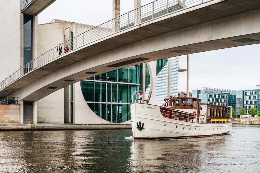 Berlin: Boat Sightseeing Tour on Electric Motor Yacht - House of World Cultures, Hauptbahnhof, and the river view