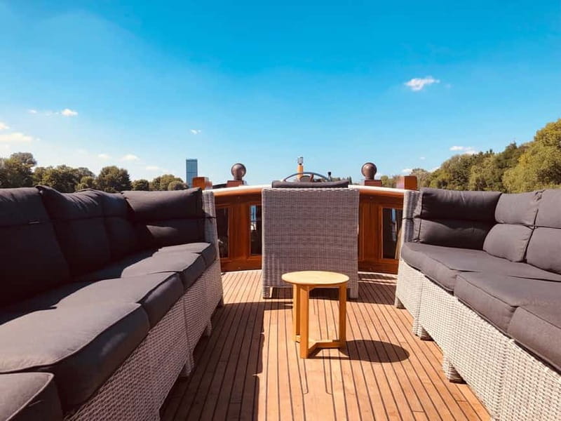 Berlin: Boat Sightseeing Tour on Electric Motor Yacht - Bellevue Palace and Tiergarten from the water