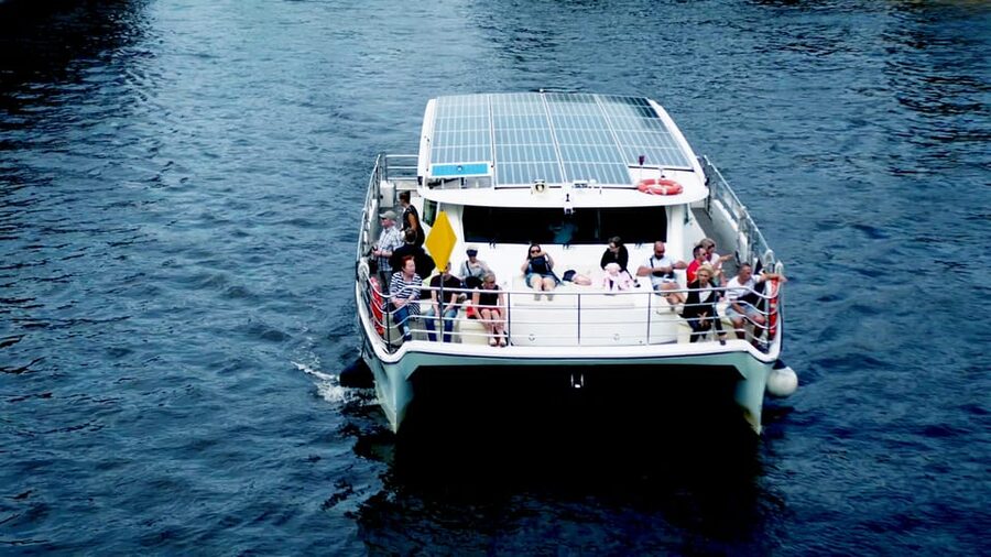 Berlin: Exclusive Boat Tour on a Solar-Powered Catamaran - Turning at the House of World Cultures