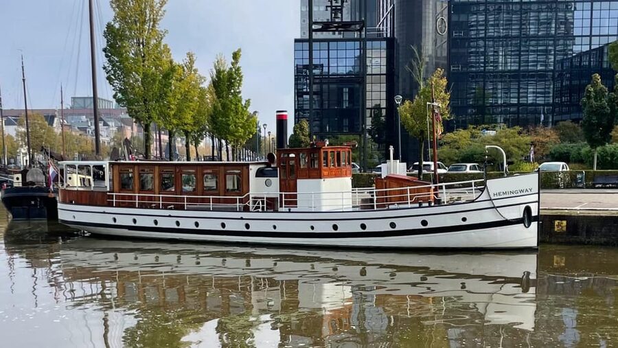 Berlin: Historic Boat Sightseeing City Center Tour - Berlin Cathedral and Museum Island