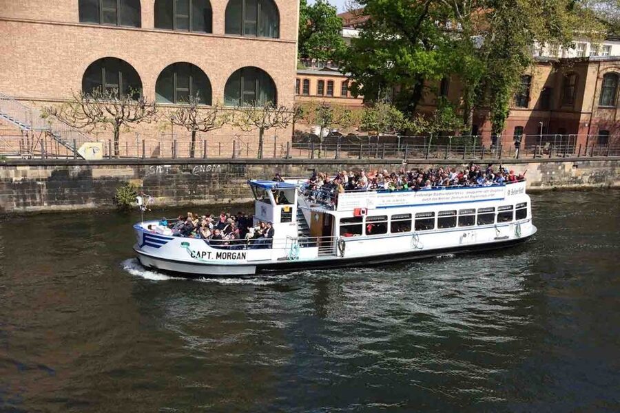 Berlin: Hop-On-Hop-Off Bus with Boat Cruise Option - Start in the west at Kurfürstendamm