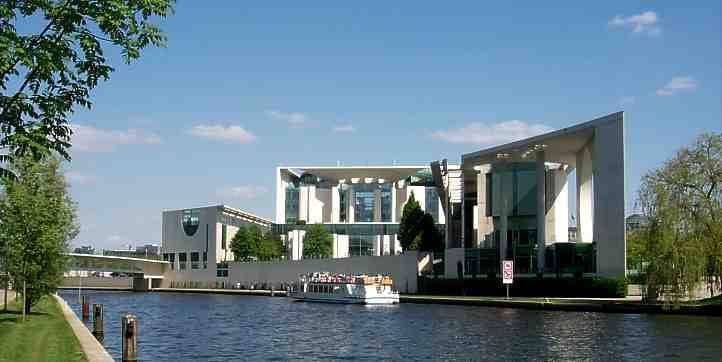 Berlin: Hop-On Hop-Off City Tour by Bus and Boat - Museum Island, Unter den Linden, and the Brandenburg Gate