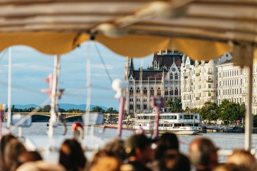 Best of Budapest Cruise - Chain Bridge and the first big views